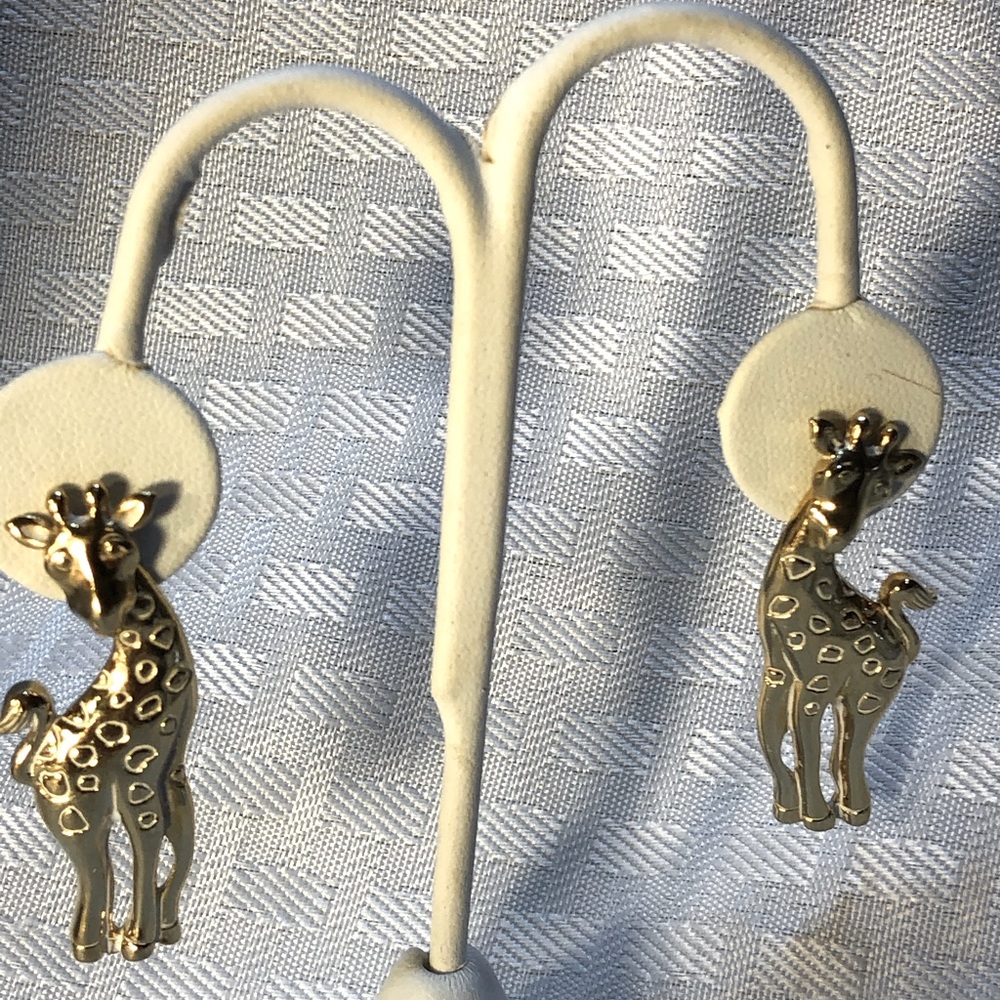 Cute Avon giraffe earrings, head and body move!